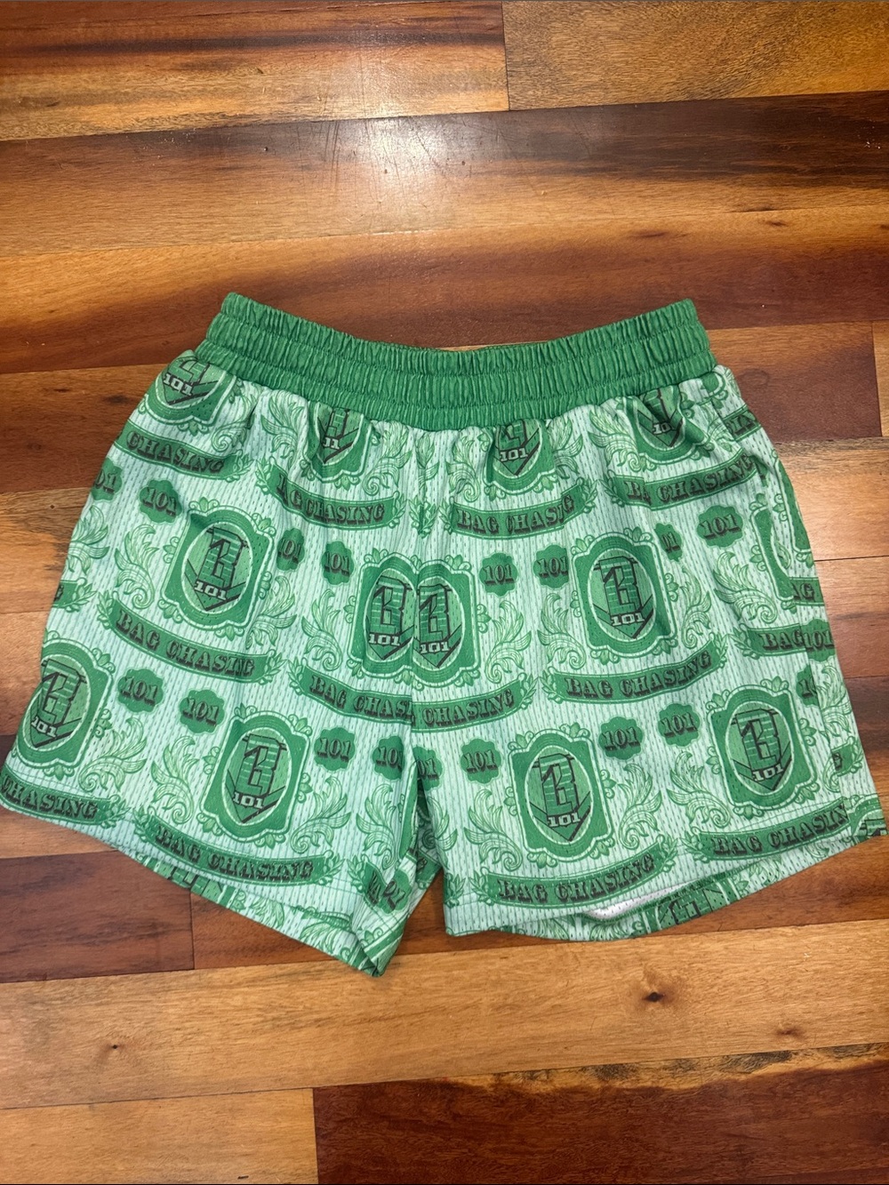 Men's Baseball Lifestyle 101 Green Bag Chaser-Print Athletic Shorts with Elastic
